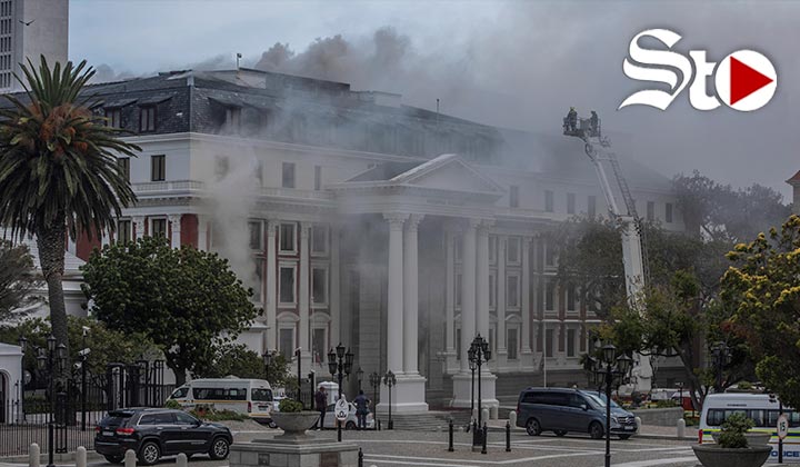 Un incendio se desata en el Parlamento de Sudáfrica