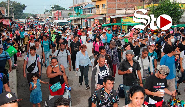 Caravana migrante avanza a paso lento por México