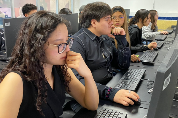 Jóvenes de Preparatoria en examen decisivo