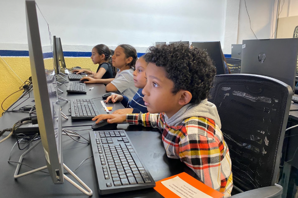 Estudiantes participando en Leemos